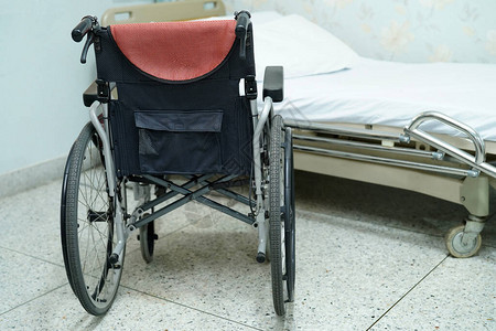 医院病房或诊所病人的轮椅和床设备图片