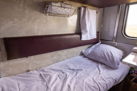 列车保留座椅的空置下架一般视图铺放床图片