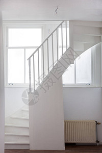 白色大厅的旧楼梯窗户有灯图片