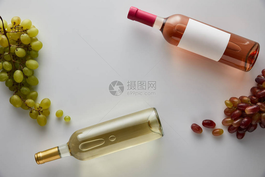 白色和玫瑰酒的瓶子顶部视图白底葡图片