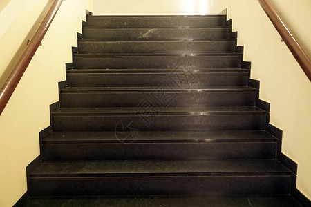 深棕色楼梯反射黄光人造光线和两图片