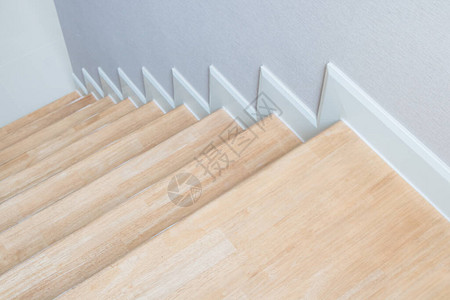 楼梯木地板和黑色铁轨图片