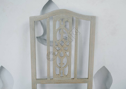 靠近白墙的复古老式旧椅子背景图片