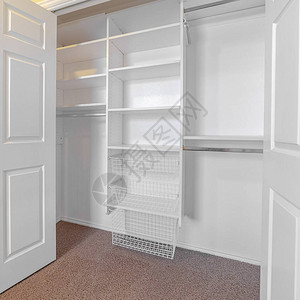 方形空白色内置壁橱或衣柜内部图片