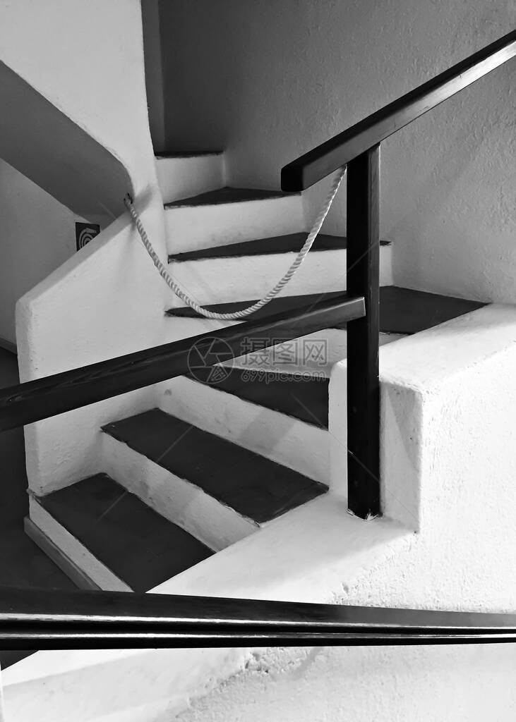 旧楼梯的台阶和楼梯栏杆图片