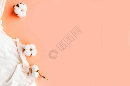 白色棉花材料和贴面粉色背景的温柔棉花朵平面翻放图片