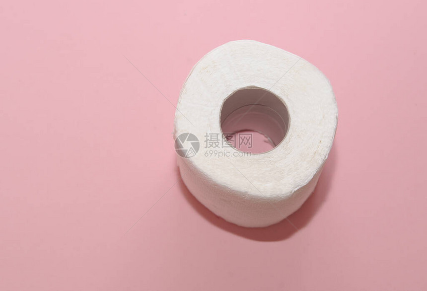 粉红色背景上的卫生纸图片