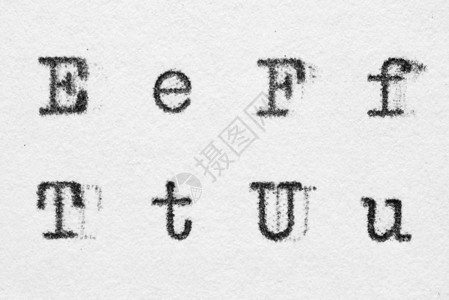 真正的打字机体母表与字母EFTU在白纸图片