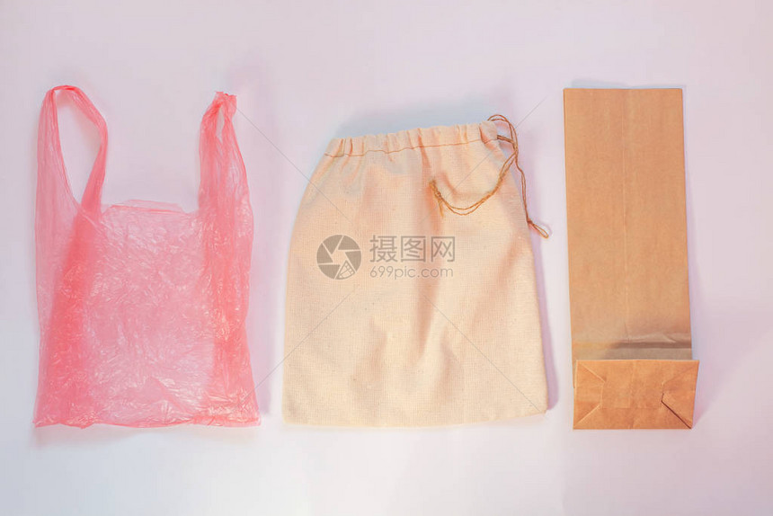 塑料袋vs纸袋织物环保袋对塑料说不减少再利用和回收的概念生态友好的棕色可回收牛皮纸包装和丑陋的合成包装图片