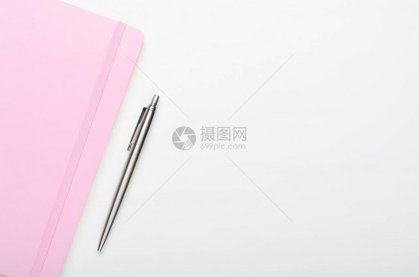白木背景上的钢笔粉红笔纸图片