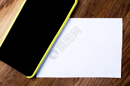 黑色智能手机装在黄色外壳中图片