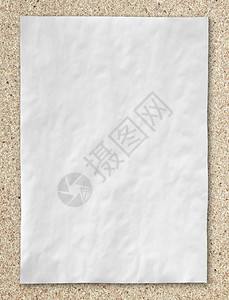 软木板背景上的白色皱纸图片