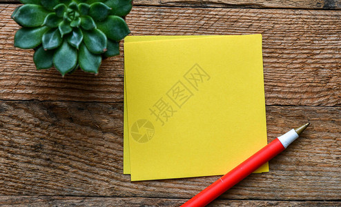 木制桌上的黄色空白备忘录卡和黄铅笔输入便笺或插入图图片