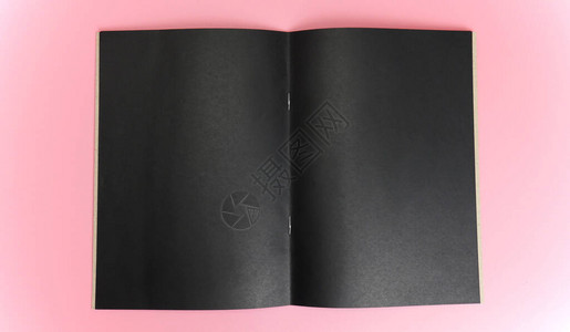 粉红背景的黑色笔记本顶图片