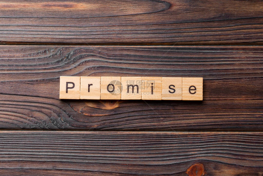 写在木块上的承诺词在木桌上为您设计概图片
