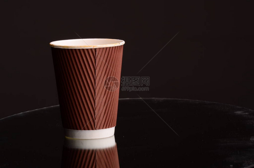 咖啡店的纸咖啡杯图片