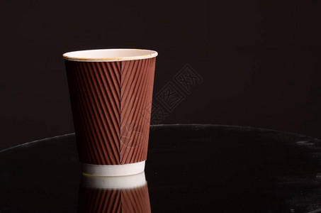 咖啡店的纸咖啡杯背景图片