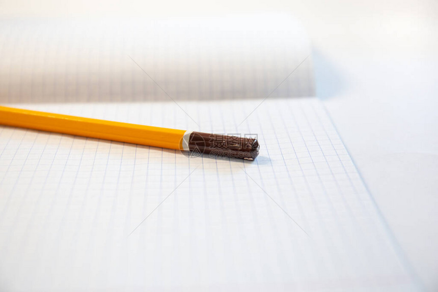 笔记本上写着一个小黄的铅笔困难图片