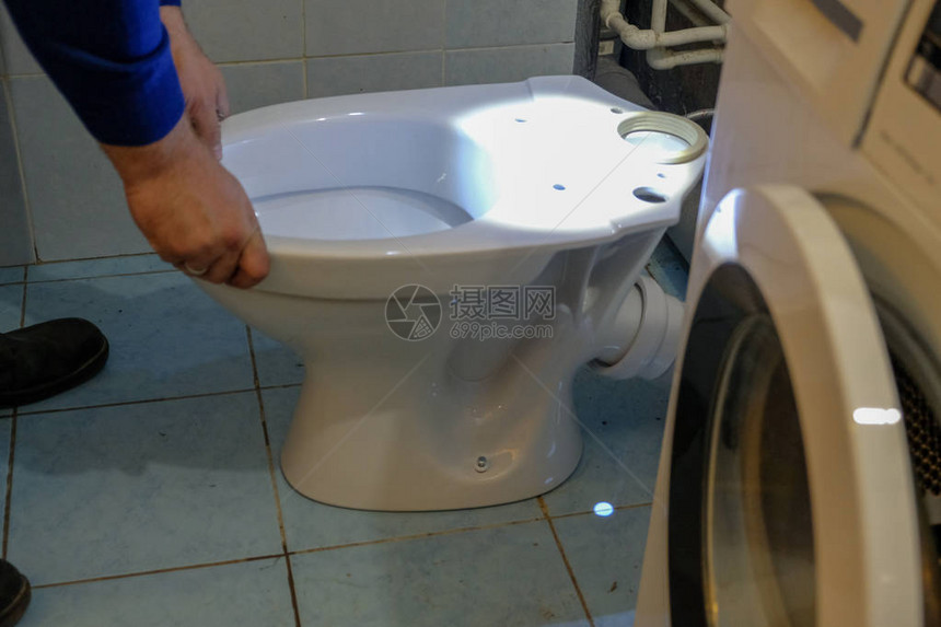 水管工人正在安装一个新的厕所图片