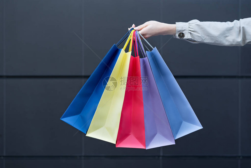 5个彩色袋用女手购物图片