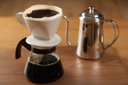 陶瓷手滴水煮咖啡机Dripper和在玻璃服务器上用不锈滴图片