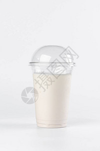 白色背景中的塑料杯牛奶图片
