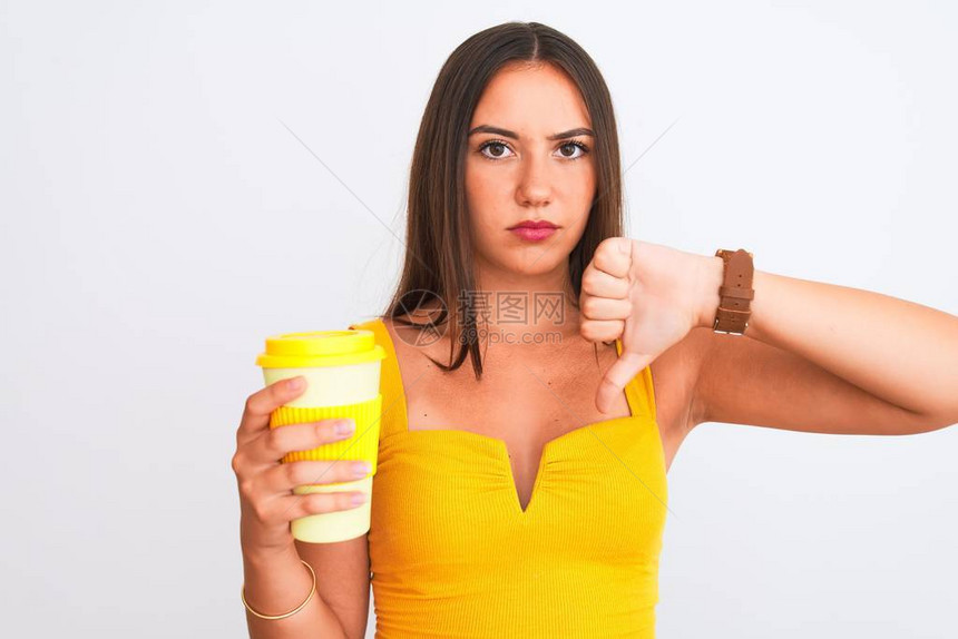 年轻漂亮的女孩在孤立的白色背景上喝着纸杯外卖咖啡图片
