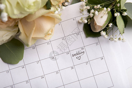 选择婚礼日期用笔心在背景纸图片