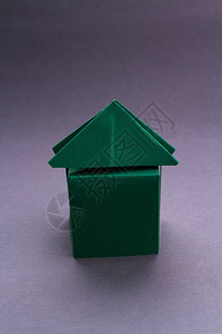 绿色房屋模型由纸板制成图片