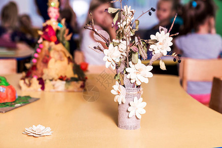 儿童手工艺花瓶配有纸花和图片