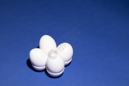 白色鸡蛋特殊形式的白蛋在深蓝色背景上拍摄您设计时需要一张饱和照片请查看InfoFin背景图片