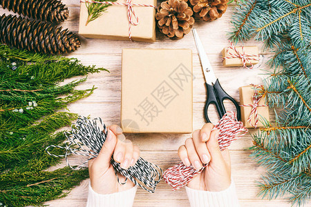 女人包装圣诞礼物图片