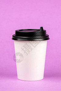 紫色背景上有黑色盖子的纸咖啡容器饮料容器外卖为您的图片