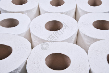 厕所纸卷关闭大量卫生纸的大型图片