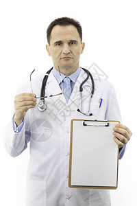 穿着医用外套和听诊器的英俊严肃的老年外科医生拿着剪贴板图片