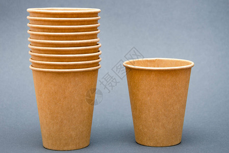 用于咖啡茶由环保材料制成的饮料的棕色纸杯图片