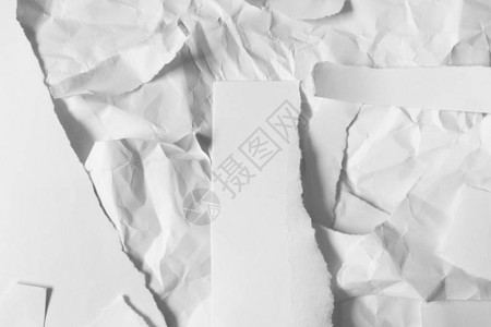 白圆形碎裂的白色碎块撕破了纸面背图片