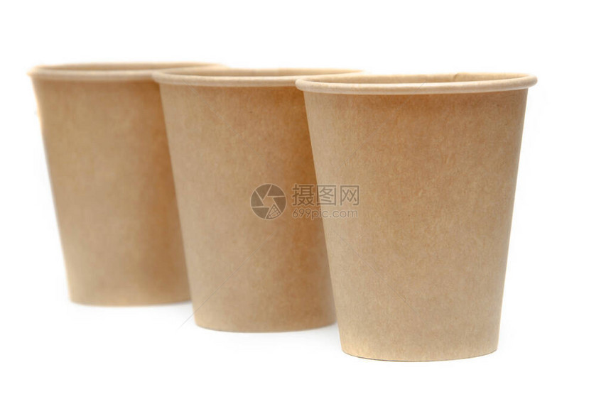 用于咖啡茶白色背景环境材料饮的棕色纸杯三只眼镜一个接一个地斜立图片