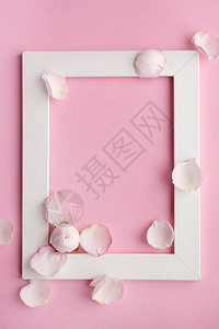 粉红色背景上的白色框架插花情人节图片