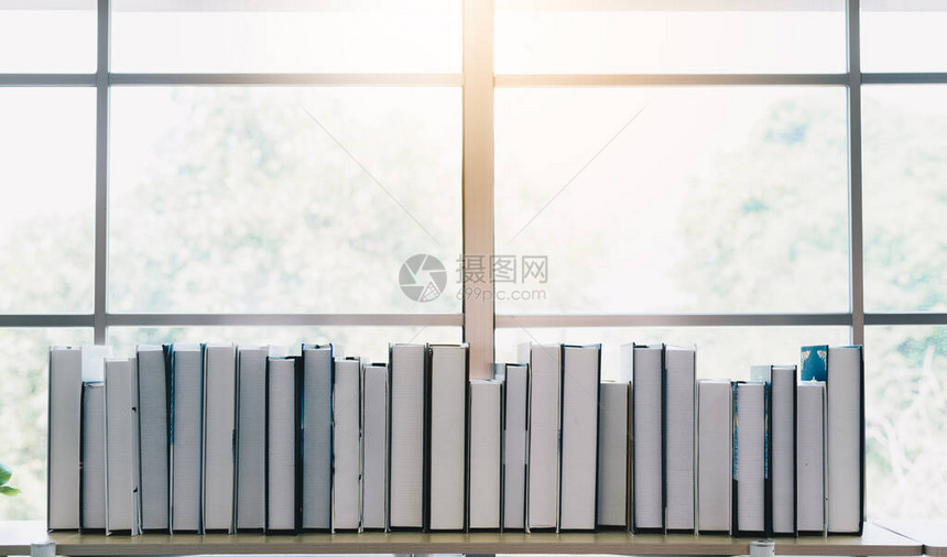 房子书架上的一摞书图片