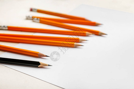 白背景上不同的铅笔背景图片