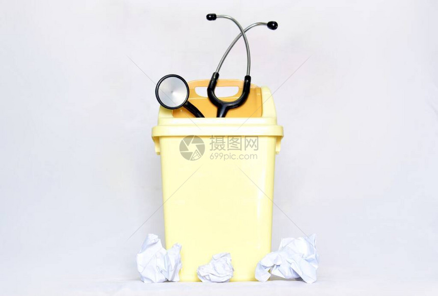 小型黄塑料垃圾罐和白皮书废物中的黑色立体镜显示退出医疗工作失望并放弃医生职业info图片