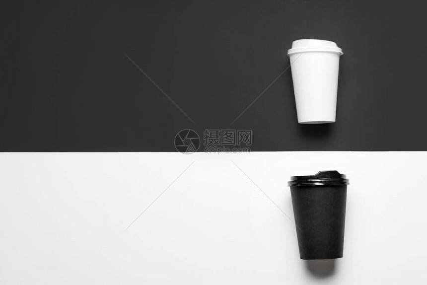 黑白背景中的饮料外卖杯图片
