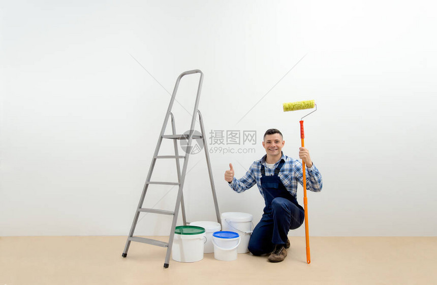 白间带工具的工人画家图片