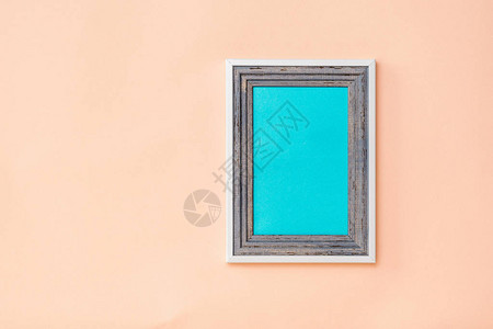 在珊瑚背景的床上用品内有蓝色背景的木框架颜色趋势极简主义照图片