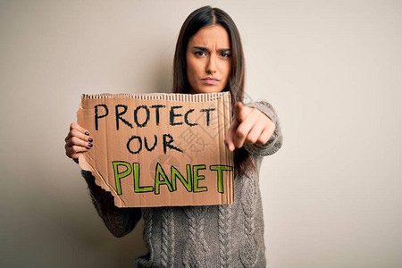 年轻美丽的黑发活动家女抗议保护我们的星球图片