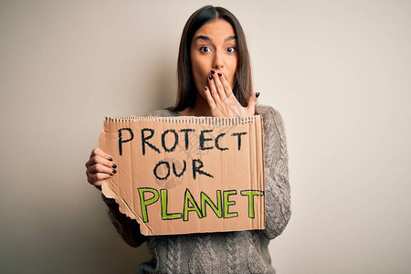 年轻美丽的黑发活动家妇女抗议保护我们的星球图片