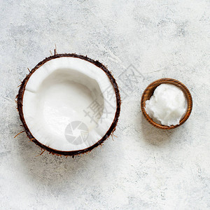 椰子油在一碗半的背景图片