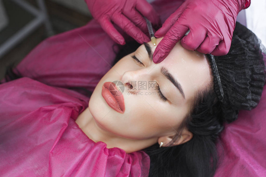 美容师对客户进行演戏女美容手术嘴唇增肥手术图片