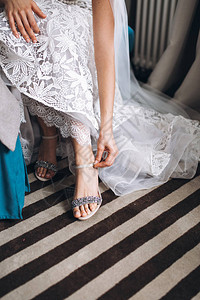 新娘穿婚纱穿白鞋的特写图片